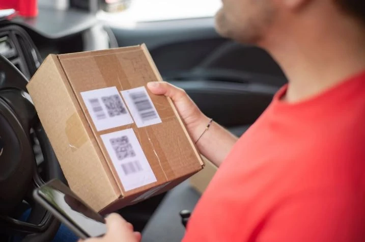 menjadi dropshipper atau reseller ilustrasi pengiriman barang menjadi dropshipper atau reseller ilustrasi pengiriman barang