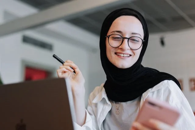 12 Cara Menghasilkan Uang dari HP untuk Ibu Rumah Tangga, Fleksibel & Tanpa Modal! 4 cara menghasilkan uang dari hp untuk ibu rumah tangga (4)