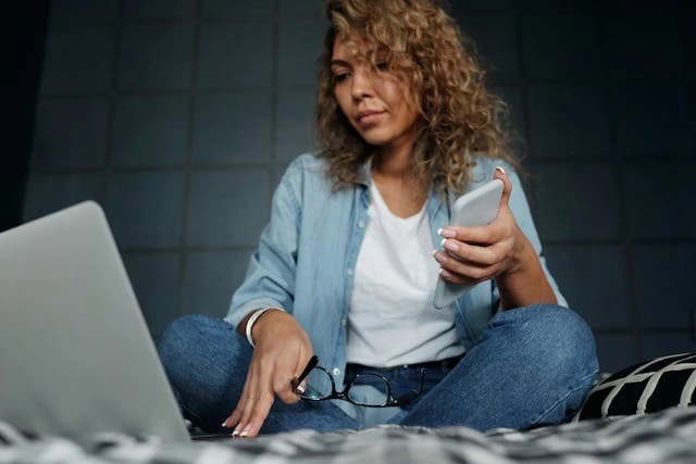 Cara menjadi agen token listrik resmi lewat HP di Evermos. (Sumber: Pexels)