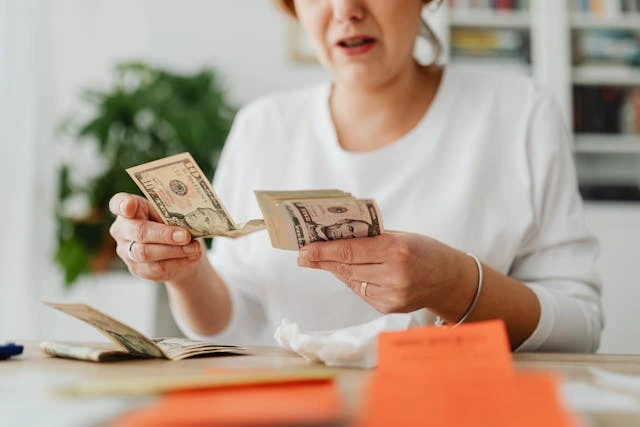 Modal usaha jual pulsa di Evermos bisa dimulai dari puluhan ribu. (Sumber: Pexels)