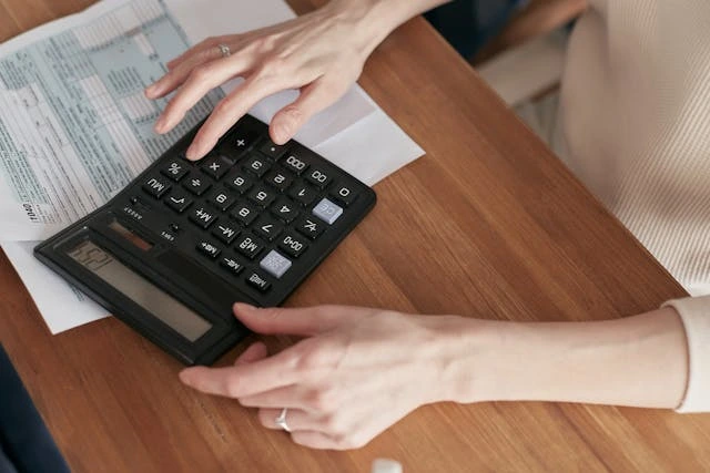 Modal usaha jual pulsa di Evermos bisa dimulai dari puluhan ribu. (Sumber: Pexels)
