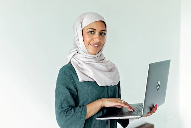 pexels mikhail nilov 8937956 Perbedaan reseller dropship dan affiliate